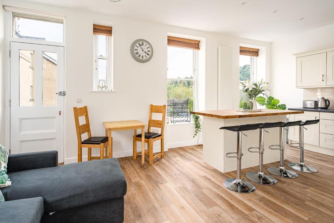 Spacious 2 Bedroom House With Stunning Views 바스 외부 사진